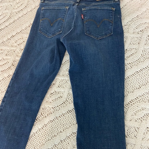 Levi’s 711 Mid-Rise Skinny Jeans - Picture 5 of 6